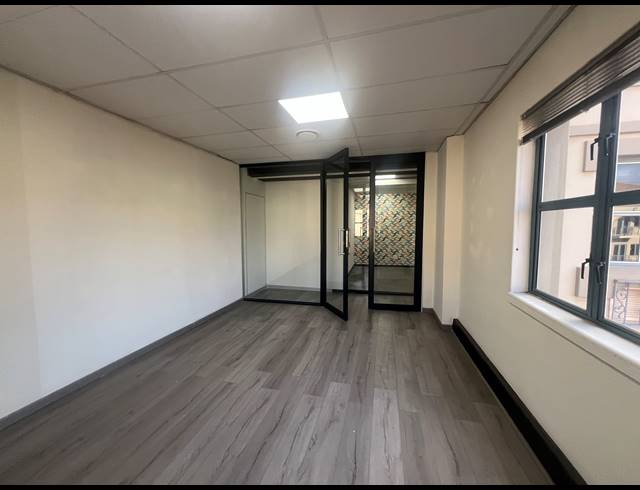 90M² OFFICE TO LET IN HYDE PARK